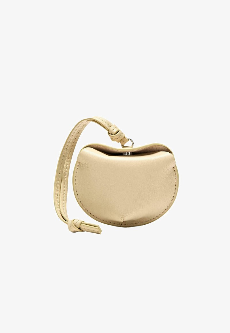 Borsa beige in pelle con forma arrotondata e apertura superiore. Presenta una tracolla intrecciata e cuciture visibili lungo i bordi.