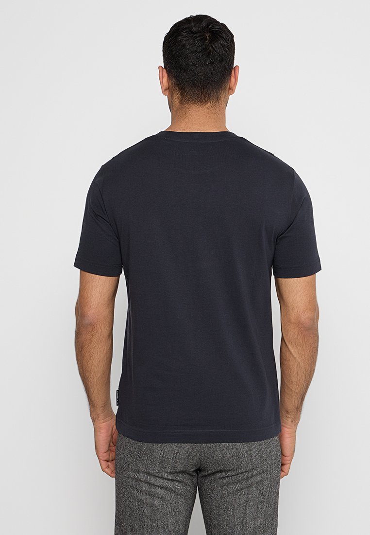 Granatowa bawełniana koszulka z krótkim rękawem, okrągłym dekoltem i gładką fakturą, pokazana z tyłu.