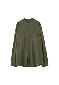 Chemise boutonnée à manches longues couleur vert olive avec col mao et une seule poche poitrine du côté gauche.