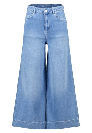 Jeans en denim à jambes larges de couleur bleu clair, avec une taille haute, des coutures minimales et une fermeture à bouton. Les jambes sont larges et descendent en dessous du genou.