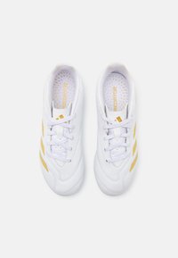 adidas Performance PREDATOR CLUB FXG UNISEX - Botines de fútbol para terreno firme - footwear white/gold metallic