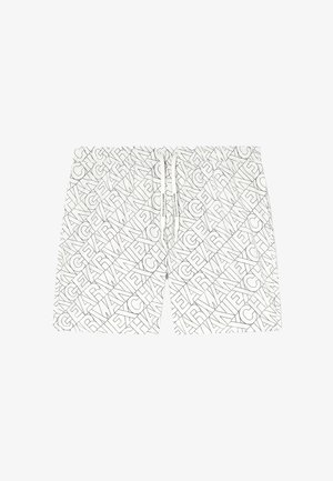 Pantalones cortos blancos con cordón, estampado diagonal de texto negro en toda la prenda y bolsillos delanteros.