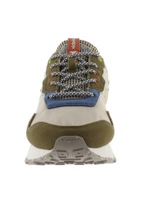 Zapatilla con parte superior de textil y ante en oliva y beige, con un acento azul, cordones reflectantes y una suela texturizada.