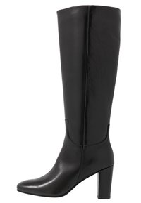 Bota negra hasta la rodilla hecha de cuero liso, con punta afilada, tacón cuadrado y un diseño minimalista sin hardware o adornos visibles.