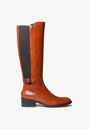 Brązowy skórzany kozak do kolan z kontrastowym czarnym elastycznym panelem, prostokątnym obcasem i akcentem klamry na kostce. Gładka tekstura.