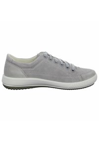Baskets en daim gris clair avec semelle en caoutchouc blanche, bout arrondi, lacets gris et détails cousus sur les côtés. Doublure intérieure respirante.