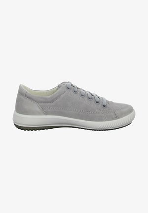 Sneaker in suede grigio chiaro con suola in gomma bianca, punta rotonda, lacci grigi e dettagli cuciti sui lati. Fodera interna traspirante.