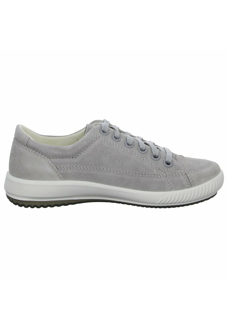 Baskets en daim gris clair avec semelle en caoutchouc blanche, bout arrondi, lacets gris et détails cousus sur les côtés. Doublure intérieure respirante.