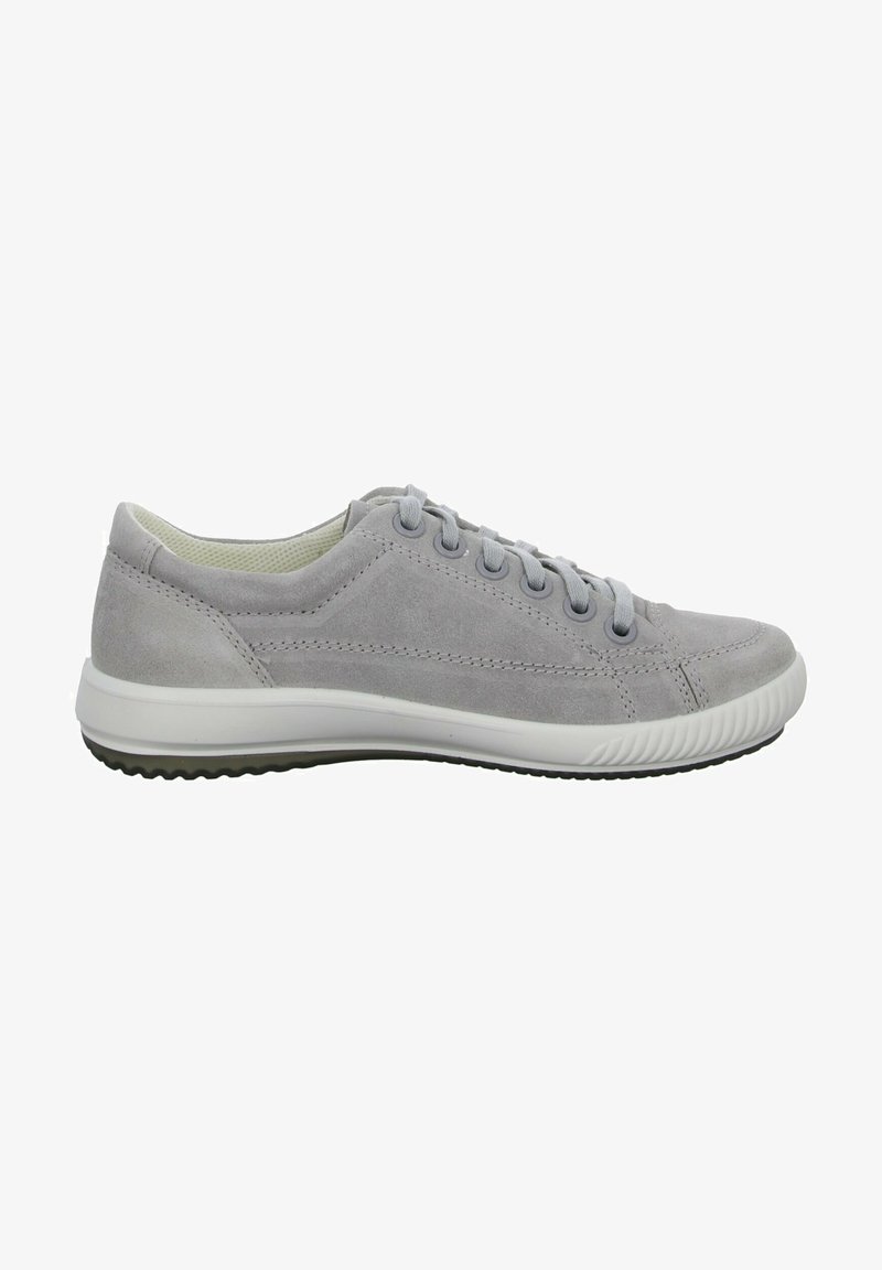 Sneaker in suede grigio chiaro con suola in gomma bianca, punta rotonda, lacci grigi e dettagli cuciti sui lati. Fodera interna traspirante.