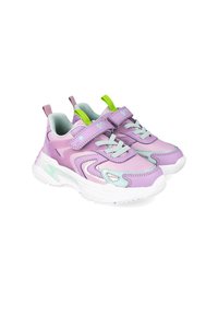 Zapatillas deportivas moradas con una parte superior sintética suave, acentos verdes, correas de Velcro y una suela blanca gruesa con una superficie texturizada.