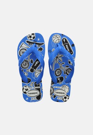 Kinderblaue Flip-Flops mit schwarz-weißen, sportlichen Motiven, darunter Fußbälle, Skateboards, Fahrräder und Palmen.