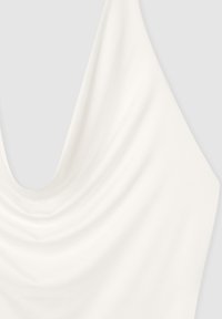 Tessuto bianco drappeggiato con una consistenza morbida e liscia. Il materiale presenta pieghe delicate e un design con scollo a barchetta, enfatizzando la fluidità.