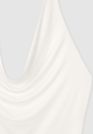 Tessuto bianco drappeggiato con una consistenza morbida e liscia. Il materiale presenta pieghe delicate e un design con scollo a barchetta, enfatizzando la fluidità.