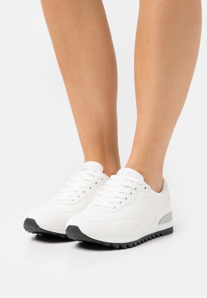 Trainers - white