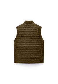 Γιλέκο με επένδυση σε ελαιώδες πράσινο ύφασμα, με οριζόντιες γραμμές καπιτονέ, ψηλό γιακά και χωρίς μανίκια. Ομαλή υφή με εφαρμοστή κοπή.