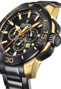 Črno in zlato kronografsko uro s tremi poddialami, teksturiranim črnim obodom in izrazito krono, ki ima pogumne oznake ur.