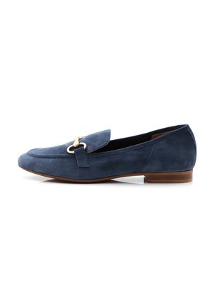 Mocassino in suede blu navy con dettaglio in metallo dorato, tacco piatto e punta chiusa; texture liscia e design snello.