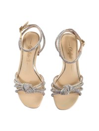 Beige sandaalit, joissa on solmittu muotoilu ja kirkkaat kivikoristeet. Ominaisuuksina nilkkahihnat ja neliskulmainen kärki. Sileä tekonahkamateriaali.