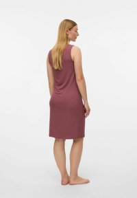 Abito a coste senza maniche di colore mauve spento, lunghezza al ginocchio con una silhouette aderente e texture liscia. Design semplice senza hardware visibile.