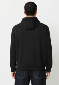 Sort bomulds-hoodie med en kængurulomme, ribbede manchetter og kant; har en hætte med snore og en glat overflade. Vist fra ryggen.