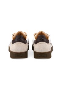 Weiße und braune niedrig geschnittene Sneakers aus glattem Leder und Wildleder mit strukturierten Fersenakzenten und einer dunkelbraunen Gummisohle.