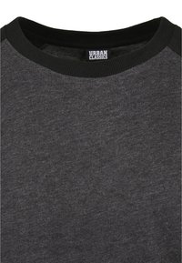 Mörkgrå sweatshirt med en svart ribbad krage och axelsömmar. Har ett mjukt, texturerat tyg med en etikett märkt "URBAN CLASSICS."