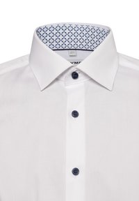 Weißes Hemd mit klassischem Kragen, ausgestattet mit marineblauen Knöpfen und einem geometrisch gemusterten Innenkragenfutter in Blau und Weiß.