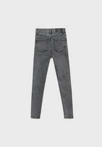 Vaqueros gris oscuro de mezclilla, con un corte ajustado, diseño de cinco bolsillos y detalles de costura. La vista trasera muestra dos bolsillos traseros.