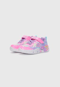 Zapatos rosas y morados con material sintético brillante, presentan un diseño de unicornio y corazones, asegurados con una correa de Velcro y cordones.