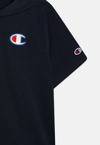 Champion RETRO SPORT HOODED CREWNECK UNISEX - Apdrukāts T-krekls - dark blue