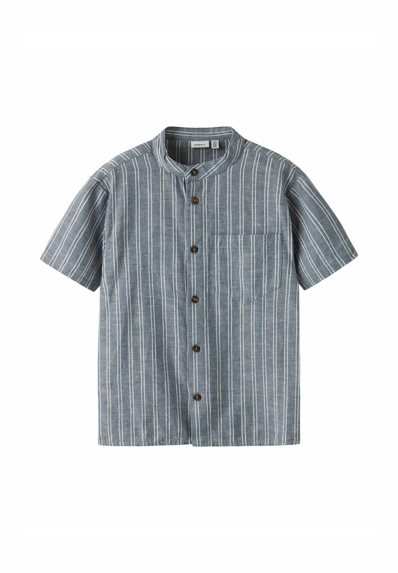 Camicia a maniche corte con un motivo a righe blu e bianche. Presenta un collo tondo, una tasca frontale e bottoni marroni. Tessuto morbido.