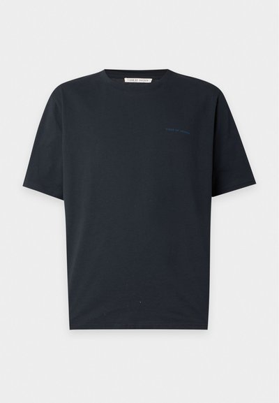 Μαύρο κοντομάνικο T-shirt με στρογγυλή λαιμόκοψη και μικρό σκούρο μπλε κείμενο "Tiger of Sweden" στο αριστερό στήθος.