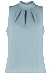 Top senza maniche di colore azzurro chiaro realizzato in tessuto morbido, con collo alto e dettaglio a pieghe al centro per un tocco di texture in più.