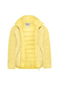 Chaqueta de plumas amarilla con cremallera frontal, capucha y bolsillos laterales. Presenta un diseño acolchado horizontal y acentos reflectantes en las mangas.