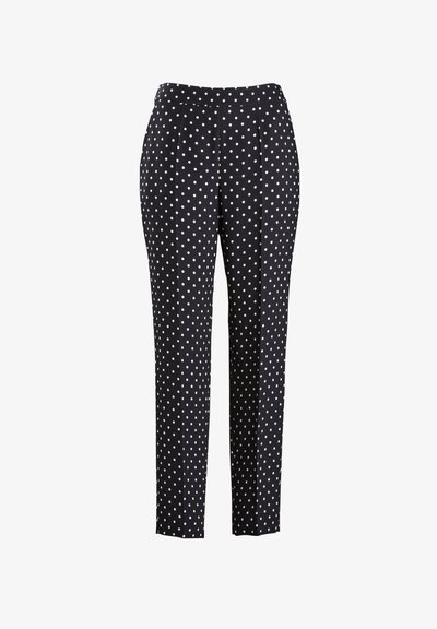 Fekete pöttyös nadrág, amely testhez álló szabású, fehér pöttyökkel, sima textúrával és pliszírozott elülső kialakítással az extra részletekért.