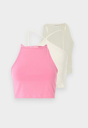 Tres tops cortos de cuello halter en colores rosa, crema y amarillo suave. Todos presentan un diseño ajustado con tirantes finos y una textura suave de algodón.