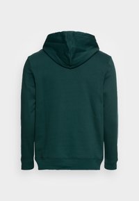 Felpa con cappuccio di colore verde scuro, realizzata in una morbida miscela di cotone, con maniche lunghe e polsini a costine, dalla texture liscia e dal design semplice.