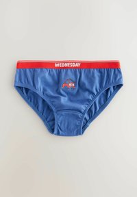 Blå bomullsbyxor med röd elastisk midjeband märkt "ONSDAG" och en liten broderad brandbil-design på framsidan.
