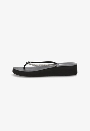 Chanclas negras con plataforma, con una superficie texturizada en la plantilla, tiras delgadas y un detalle brillante a lo largo de las tiras. Diseño de suela plana.