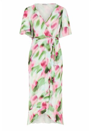 Sukienka kopertowa w kwiaty z różowo-zielonym wzorem akwarelowym, krótkie rozkloszowane rękawy, dekolt w serek i pasek wiązany w talii, długość midi.
