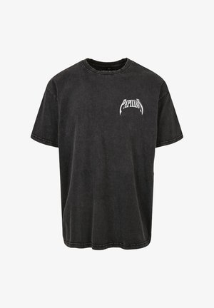 Melnā kokvilnas T-kreklā ar apaļu kakla izgriezumu, īsām piedurknēm un balto grafiku ar uzrakstu "PAPILLON" kreisajā krūšu daļā.