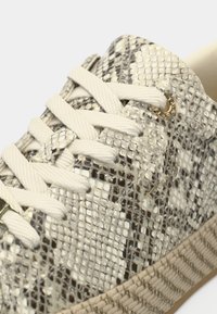 Υφασμένο παπούτσι με υφή από υφαντό ύφασμα σε ουδέτερους τόνους, με μπεζ κορδόνια, μεταλλική τρύπα και ραμμένη, με σχέδιο, σόλα.