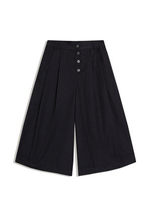 Fekete, bőszárú, rövidített nadrág vékony csíkokkal, elől gombos záródással, oldalzsebekkel és pliszírozással a derékrész alatt.