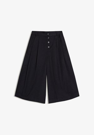 Fekete, bőszárú, rövidített nadrág vékony csíkokkal, elől gombos záródással, oldalzsebekkel és pliszírozással a derékrész alatt.