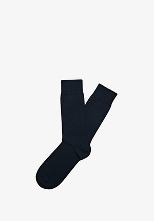 Czarne bawełniane skarpetki, długości do kolan, gładka tekstura i prążkowane mankiety. Para ułożona w prostym nakładającym się układzie.