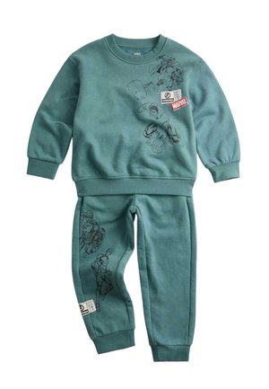 Ensemble pour tout-petit vert composé d'un sweat-shirt et d'un pantalon, avec des personnages et logos Marvel Avengers en contour noir sur les deux pièces.