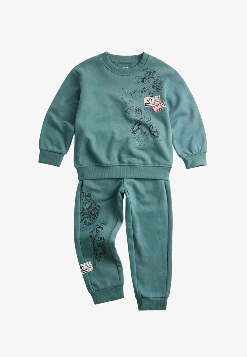 Conjunto para niño pequeño compuesto por sudadera y pantalones verdes, con personajes y logotipos de Marvel Avengers delineados en negro en ambas prendas.