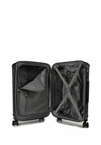 Valigia nera con ruote aperta che mostra un interno spazioso con una tasca a rete e cinghie a croce per fissare gli oggetti. Materiale liscio e resistente.