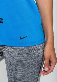 Nike Performance T-shirt z nadrukiem