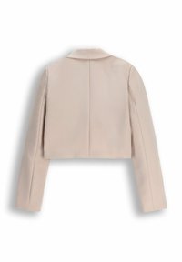 Skórzana beżowa marynarka o długich rękawach, klasycznym kołnierzyku i strukturalnym kroju, z gładkiej tkaniny oraz subtelnymi detalami przeszyć z tyłu.